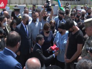 Azərbaycanda icra başçısı şəhid anasının qarşısında diz çökdü – VİDEO