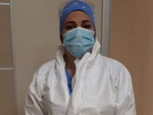 Azərbaycanda koronaviruslu xəstələrlə çalışan həkim maaşının azlığından şikayət etdi – FOTO