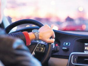 Fotoları yayılan polis rəisinin sürücüsü xidmətdən qovuldu