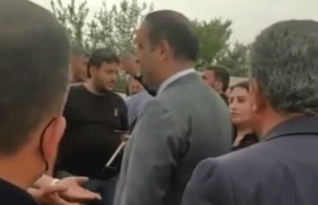 Deputatla kənd sakinləri arasında nə baş verib? – Video Deputatla kənd sakinləri arasında nə baş verib? – Video