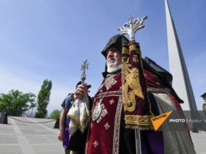 Erməni katolikosu Qarabağa getməyə hazırlaşır