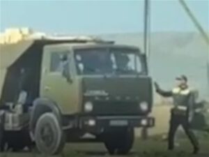 Yol polisi “Kamaz” sürücüsündən rüşvəti belə aldı – VİDEO