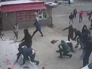 Gürcüstanda azərbaycanlılarla svanlar arasında kütləvi dava olub: Xəsarət alanlar var – VİDEO