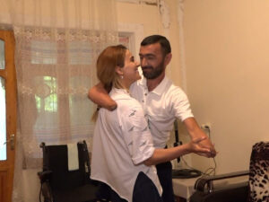 Azərbaycanda hamı bu qadını danışır: Əli və ayağı olmayan yoldaşını qucağında gəzdirir – VİDEO