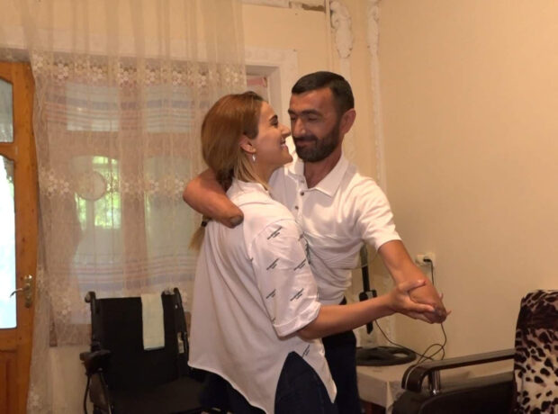 Azərbaycanda hamı bu qadını danışır: Əli və ayağı olmayan yoldaşını qucağında gəzdirir – VİDEO Azərbaycanda hamı bu qadını danışır: Əli və ayağı olmayan yoldaşını qucağında gəzdirir – VİDEO