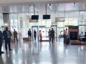 Azərbaycanda vəzifəli şəxslər aeroportda əlbəyaxa oldu