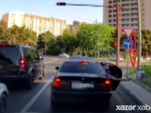 İşıqforda dayanıb zibili küçəyə atdı – Polis onu axtarır – VİDEO