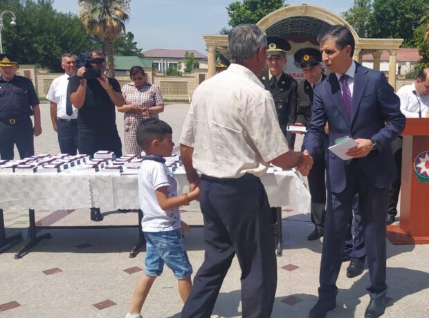 Millət vəkili Zahid Oruc Bərdədə şəhid ailələri və qazilərlə görüşdü Millət vəkili Zahid Oruc Bərdədə şəhid ailələri və qazilərlə görüşdü