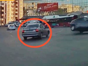 Bakıda taksi sürücüsü “Prius”u vurub aşırtdı – ANBAAN VİDEO