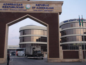 “Qırmızı Körpü”nün eks-baş inspektoru məhkəmə zalında həbs edildi