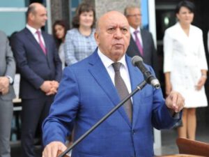 Rektorun biznes imperiyası: Super marketlər, avtosalonlar, villalar…