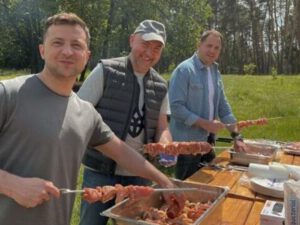 Zelenski jurnalistləri kababa qonaq etdi – FOTO