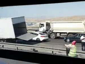 Bakıda yük maşınlarının toqquşduğu qəzanın görüntüləri – VİDEO