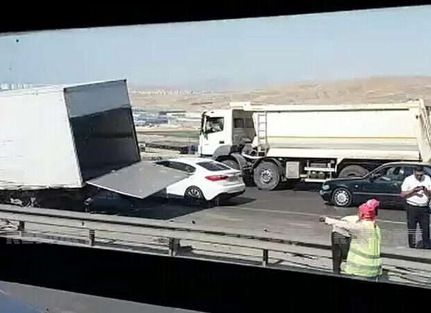 Bakıda yük maşınlarının toqquşduğu qəzanın görüntüləri – VİDEO Bakıda yük maşınlarının toqquşduğu qəzanın görüntüləri – VİDEO