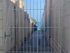 Bakıda çimərliyi insanların üzünə bağladılar – FOTO