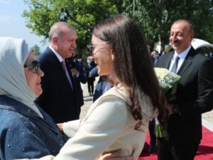 İyunun 15-də Şuşada Azərbaycan Respublikasının birinci xanımı Mehriban Əliyevanın Türkiyə Respublikasının birinci xanımı Əminə Ərdoğan ilə görüşü olub.