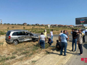 Novxanı yolunda qəza – ötmə əməliyyatı edən “Opel”lər toqquşdu – FOTO