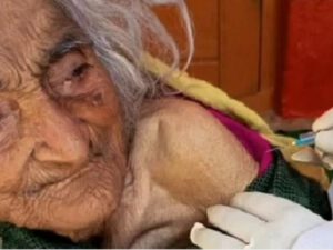 Dünyada ən yaşlı qadın vaksinləmə zamanı aşkarlanıb