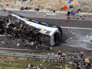 İranda jurnalistləri daşıyan avtobus aşıb: Üç ölü, 21 yaralı