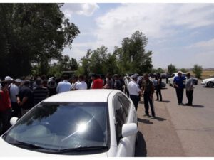 Ermənistanda kəndlilər su tələbi ilə yolları bağlayıb