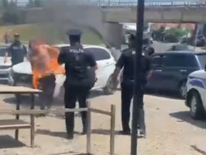 Bakıda piştaxtası sökülən şəxs özünü yandırdı