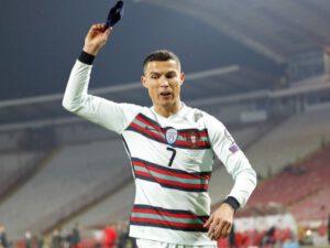 Ronaldu yenə kapitan sarğısını yerə atdı