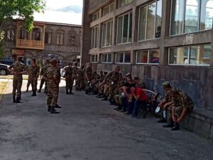 Ermənistanda seçki qarşıdurması: Paşinyan Koçaryana qarşı ordunu göndərir