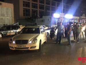 Xırdalanda motosiklet yüksək sürətlə “Mercedes”ə çırpıldı – FOTO