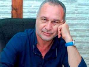 “Gecə arvadınla ağız-ağıza yatırsan, amma toyda vals oynasan maska taxmalısan”