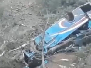 Dağlıq ərazidə hərəkət edən sərnişin avtobusu dərəyə yuvarlandı: Onlarla insan həlak oldu