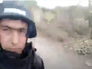 Minaya düşən jurnalistin partlayışdan öncəki görünütləri – Bir neçə dəqiqə və… / VİDEO