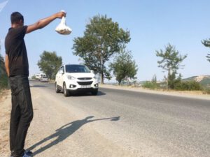Buradan laqeyd keçməyin: Yol kənarında fındıq satan müharibə iştirakçısı var – FOTOLAR