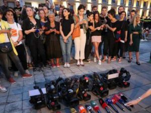 Gürcüstanda dörd telekanal baş nazirin istefası tələbi ilə yayımı dayandırdı