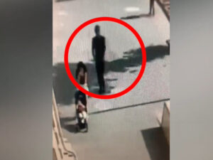 Bakıda ər-arvad yolda uşağın telefonunu oğurlayıb qaçdı – VİDEO