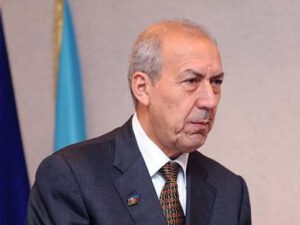 Sürücüsü Xanhüseyn Kazımlının maşınına yaxınlaşan azyaşlı qızı döydü