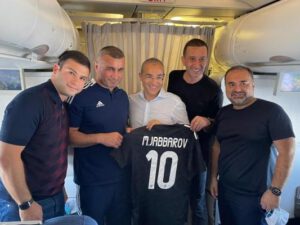 Mikayıl Cabbarov Bakıya “Qarabağ”la eyni təyyarədə qayıtdı – FOTOLAR