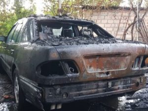 Ucarda güclü YANĞIN: Ev sahibinin və oğlunun avtomobilləri də yandı – FOTO