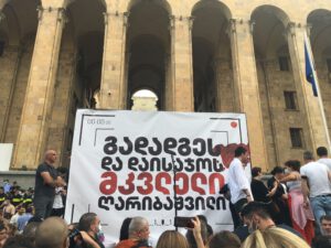 Tbilisidə aksiya: Jurnalistlər hökumətin və baş nazirin istefasını tələb edir