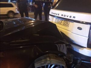 Bakıda “BMW” “Range Rover”ə çırpıldı – DAVA DÜŞDÜ
