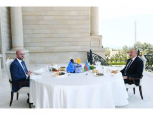 Azərbaycan Prezidenti İlham Əliyev və Avropa İttifaqı Şurasının Prezidenti Şarl Mişel birgə işçi nahar ediblər – FOTO