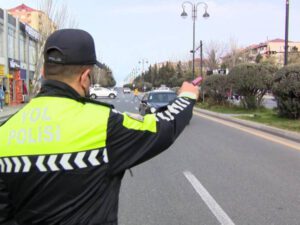 Polisin saxladığı avtomobildən görün nələr və kimlər çıxdı – VİDEO