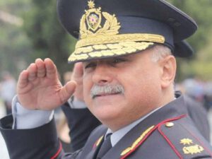 Azərbaycanda generalın rəis qardaşı xidməti otağında özünü güllələdi