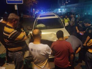 Bakıda “Land Cruiser”in sürücüsü beş maşını vuraraq hadisə yerindən qaçıb – FOTOLAR
