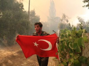 Bu da türk bayrağının yanmasına izn verməyən KAMİLİN AİLƏSİ – VİDEO