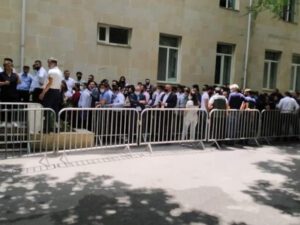 Azərbaycanda vaksin müsibəti: “Kim bacarır, özünü qabağa salır”