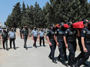 Eyvazov polis əməkdaşı ilə vida mərasimində – FOTO