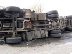 Cəlilabadda yük maşını aşdı – Sürücü öldü