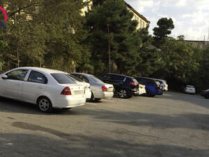“İllərdir öz həyətimizdə maşın saxlamaq üçün pul ödəyirik” – Foto