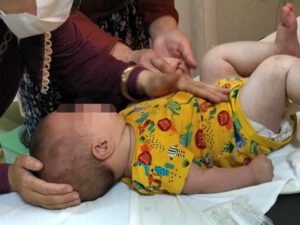 9 yaşlı uşaq 7 aylıq qardaşını pəncərədən yerə atdı