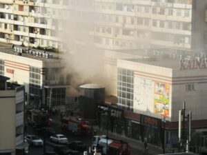 Bakıda ticarət mərkəzi yanır
